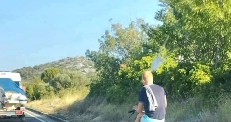 Tip je postao hit na Fejsu zbog čudnog načina na koji vozi motor, morate vidjeti