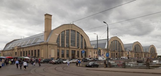 3. Tržnica u hangarima za cepeline