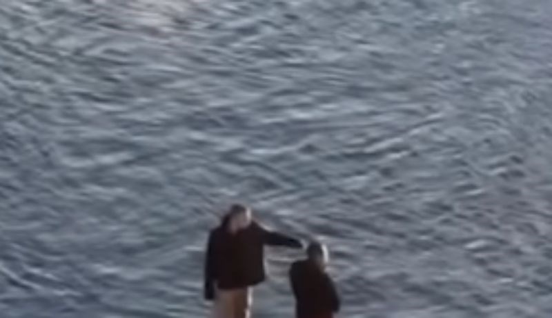 Bizarna snimka iz Rusije obišla je cijeli svijet, morate vidjeti što su izvela ova dvojica tipova