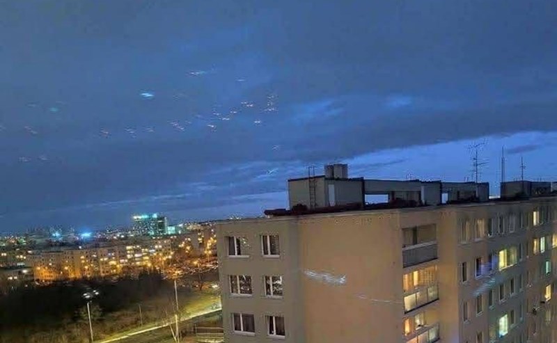 Božićna dekoracija oko nečijeg stana izazvala je salve smijeha na Fejsu, odmah ćete vidjeti zašto