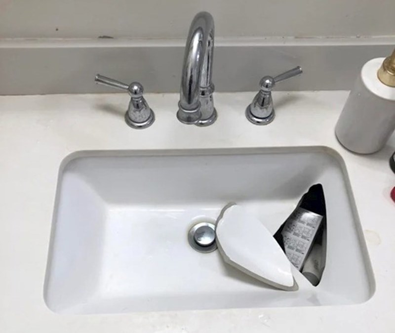 Dozator sapuna pao je na umivaonik i razbio ga