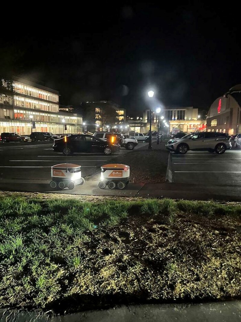 21. Dva droida nastoje shvatiti kako da prođu jedan pored drugog