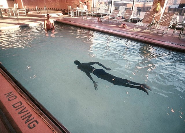 16. Manute Bol, najviši igrač u povijesti NBA-a (2.31m) tijekom treninga u bazenu
