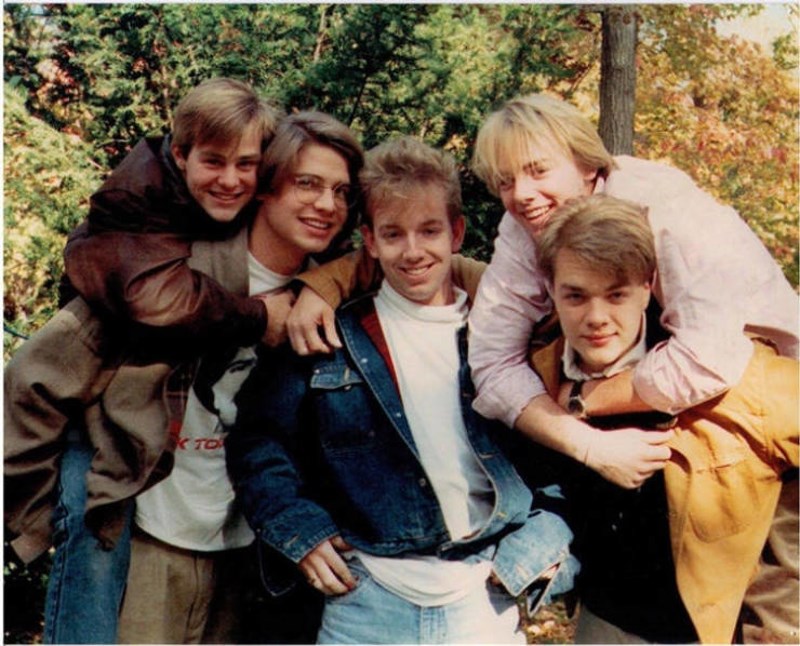 1. Moji frendovi iz srednje i ja sredinom 1980-ih