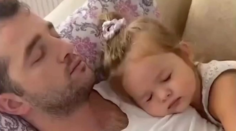 Dirljivu snimku tate i kćerke pogledalo je preko milijun ljudi, nemoguće je ostati ravnodušan na ovo