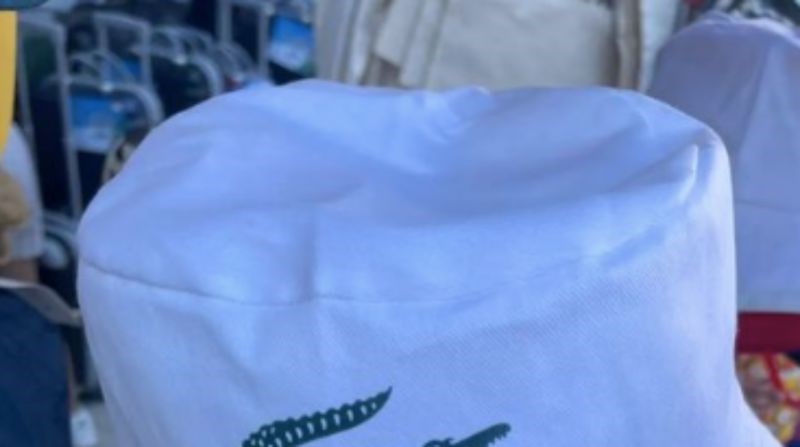 Netko je na jednoj tržnici primijetio urnebesan lažnjak, morate vidjeti što piše na šeširu