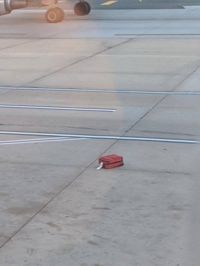 16. Ono kad iz aviona gledaš kako se tvoj kofer nije ukrcao...