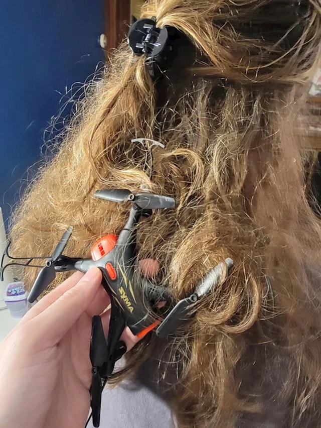 1. Dron kojeg je muž kupio sinu za ročkas zapetljao joj se u kosi. Ne gine joj šišanje...