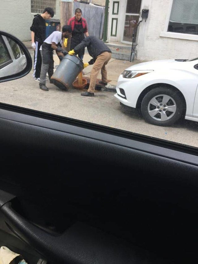 18. Izlijevaju ulje u kanalizaciju