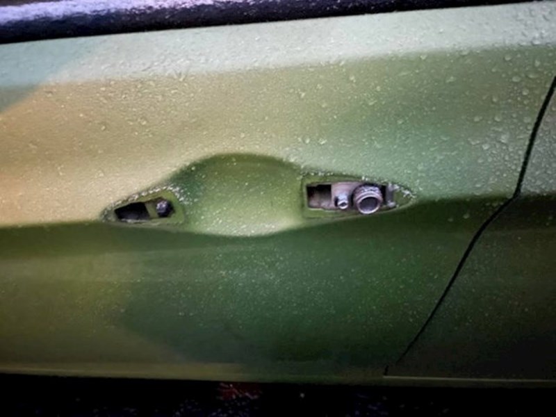 Auto je bio zamrznut i izgleda da sam malo prejako povukao ručku vrata...