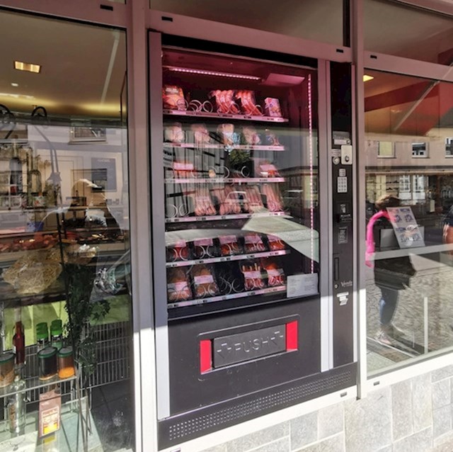 11. Mesnica koja ispred ima automat - u slučaju da želite nešto kupiti kad je zatvorena
