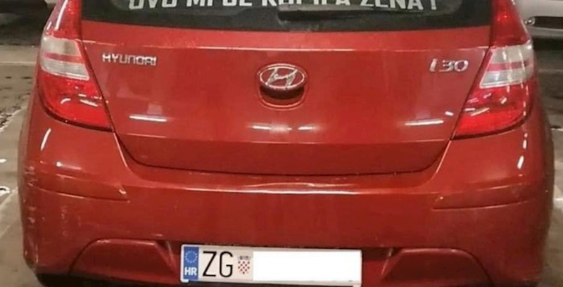 Oženjeni muškarac nalijepio je urnebesan natpis na svoj auto, fotka je odmah postala teški hit