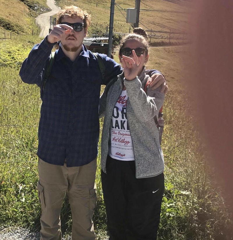 12. Pokušavali smo objasniti starijem gospodinu kojeg smo zamolili da nas fotka da mu je prst na kameri. Bezuspješno.