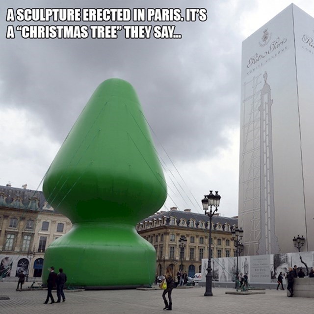 13. Božićna skulptura u Parizu
