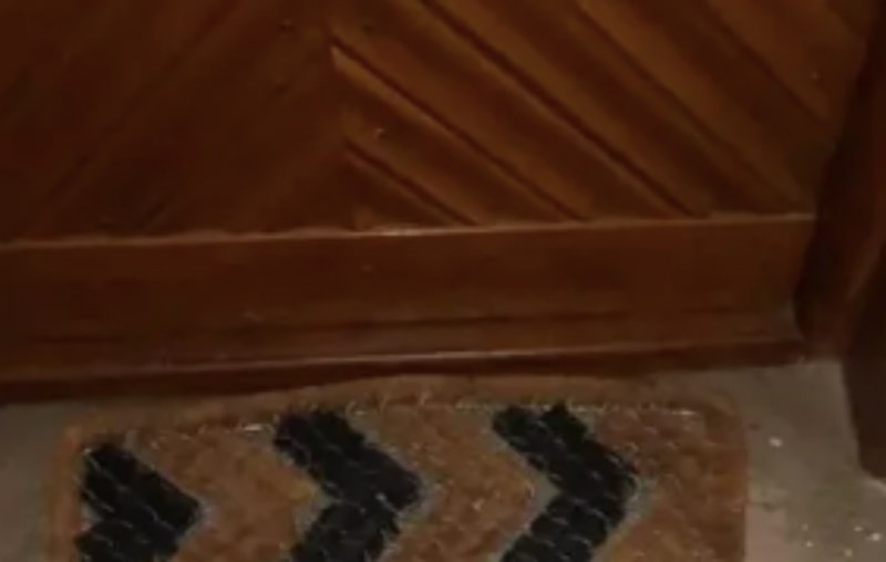 Stanar zgrade primijetio je bizaran detalj ispred susjedovih vrata, fotka je odmah postala hit