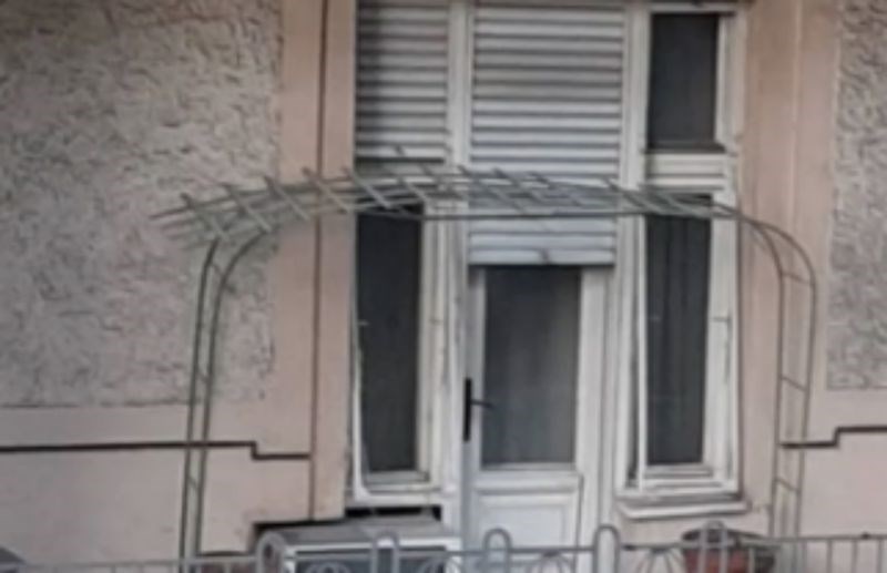 Cijela regija smije se bizarnom predmetu koji stoji na nečijem balkonu, odmah ćete vidjeti zašto