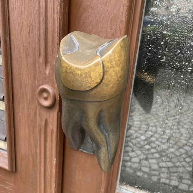 13. Kvaka na ulazu u stomatološku ordinaciju je zub