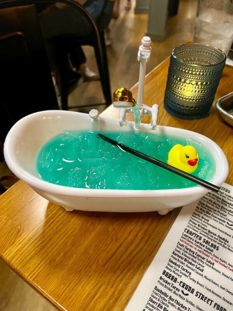 4. Naručila sam koktel i poslužili su mi ga u kadi