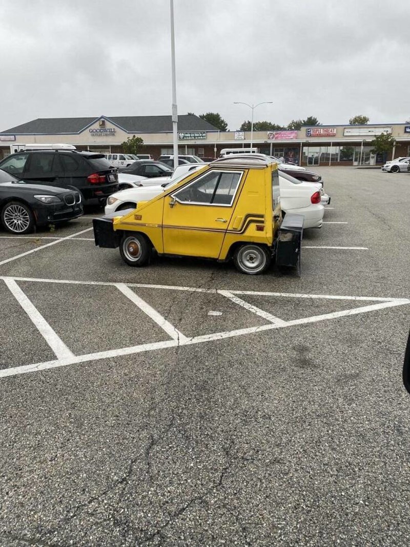 6. Ispred supermarketa sam vidjela nečije električno vozilo iz kućne radinosti