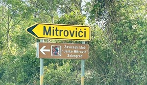 Detalj ispod jednog putokaza u Dalmaciji nasmijao je cijelu Hrvatsku, odmah ćete vidjeti zašto
