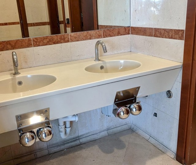 Ovaj javni WC ima slavine koje se aktiviraju koljenima. Na taj način nitko ne mora dirati mjesta koja su drugi ljudi možda dirali prljavim rukama.