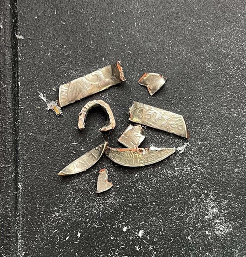 10. Kovanica koja je prošla kroz rezač papira