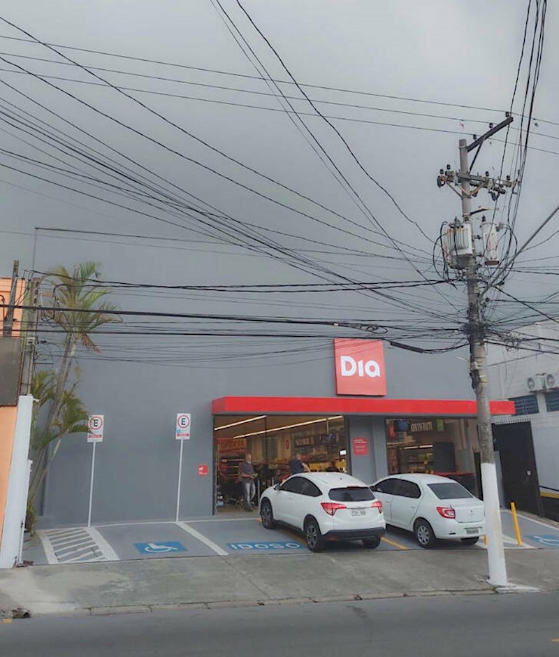 15. Boja fasade supermarketa identična je kao boja neba toga dana