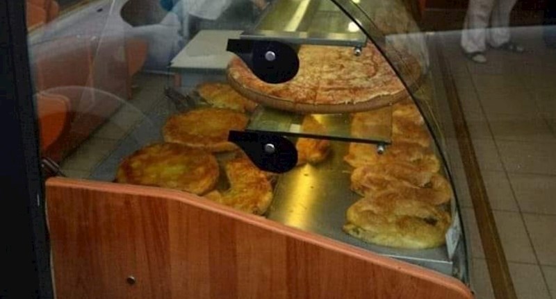 Natpis na jednoj pekari naljutio je sve prave Bosance, morate vidjeti kakav "burek" imaju u ponudi
