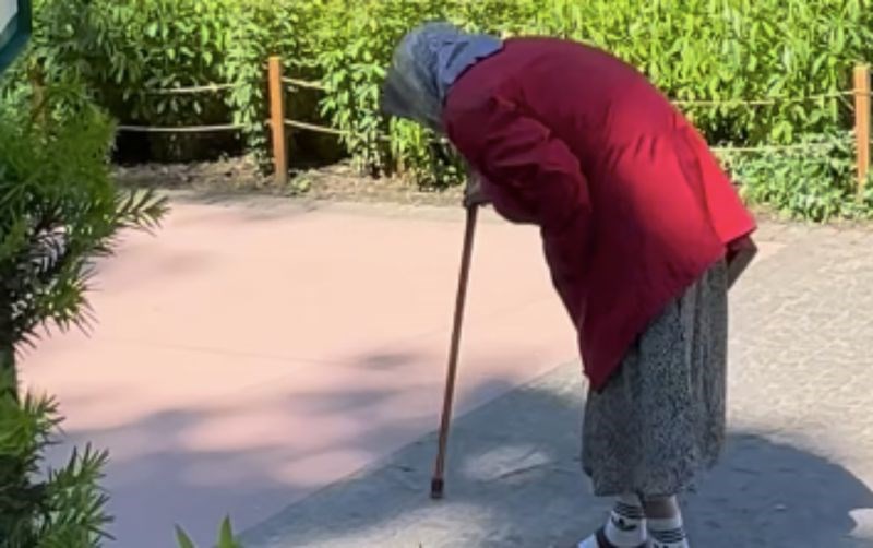 Tip se pretvarao da je bakica koja jedva hoda pa iznenadnim pokretima šokirao prolaznike, ovo je hit
