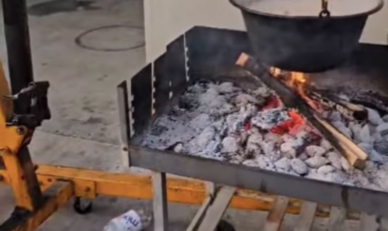 Balkanac je smislio kako skuhati jelo a da ga ne mora stalno miješati, snimka je teški hit u regiji