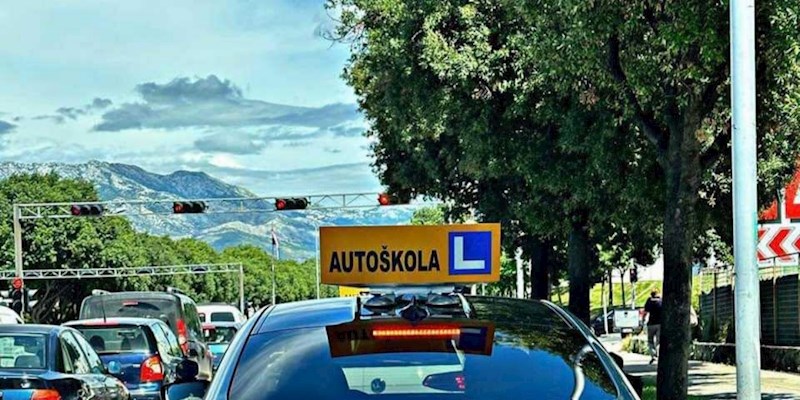 Fotku vozila autoškole iz Splita lajkalo je preko 8 tisuća ljudi na FB-u, odmah ćete vidjeti zašto
