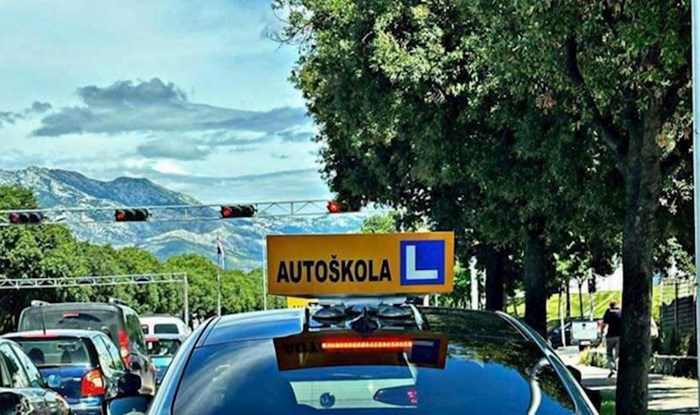 Fotku vozila autoškole iz Splita lajkalo je preko 8 tisuća ljudi na FB-u, odmah ćete vidjeti zašto