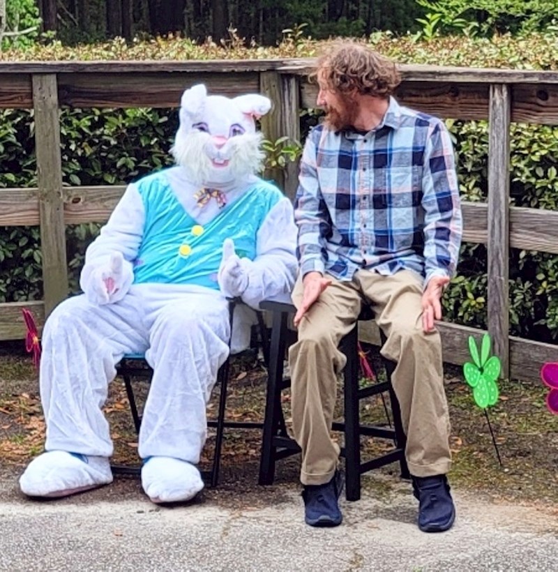 8. Moj muž i uskršnji zeko razgovaraju o nečemu jako važnom. Nije mi htio reći o čemu...