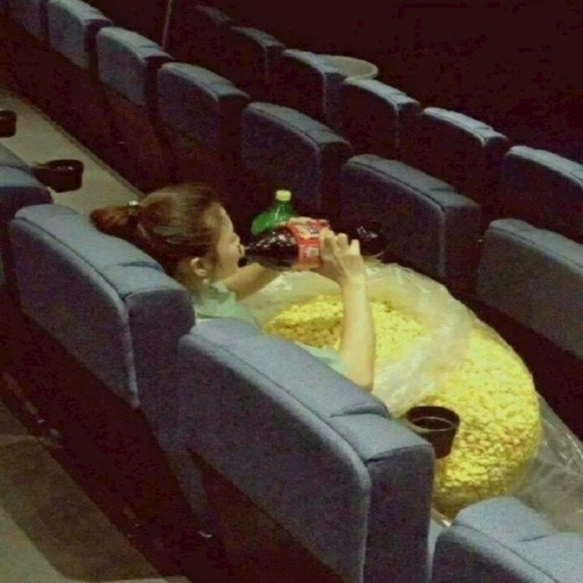 U kinu uvijek prebrzo pojede kokice. Ovaj put je došla dobro pripremljena.