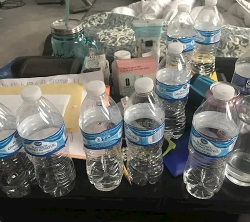 "Ovako izgleda noćni ormarić moje supruge. Mislim da joj je ovo najgora navika koju ima"