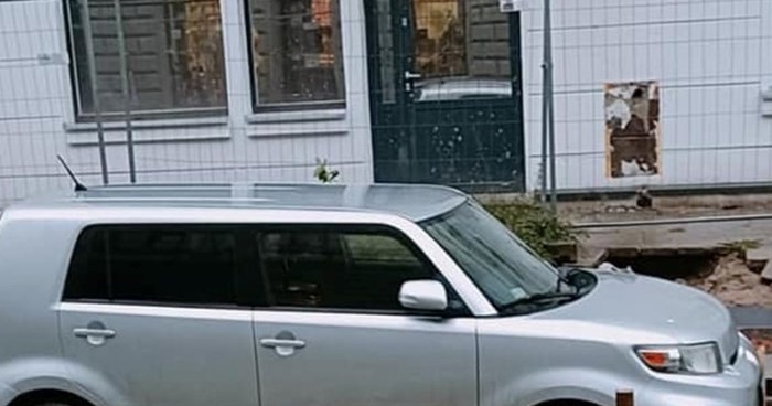 Ljude na Fejsu nasmijala je slika ovog auta, sve će vam biti jasno kad vidite gdje se nalazi