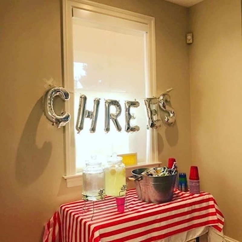 1. Rekao je curi da će joj organizirati rođendansku proslavu. Ovo je bio maksimum njegovog truda.