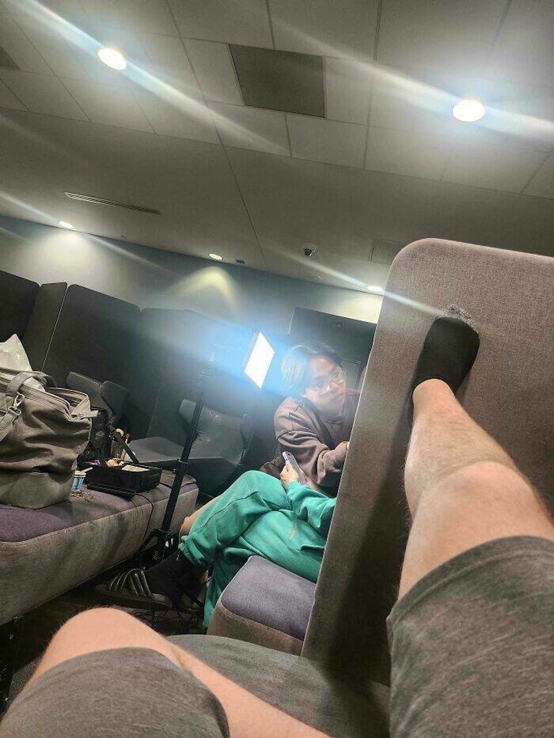 7. Htio sam odrijemati par sati između presjedanja na novi let, no probudili su me infuenceri i njihova bljeskalica. Još su oni bili ljuti na mene jer im smetam.