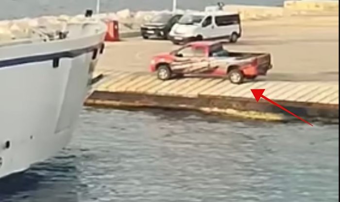 Snimka pristajanja trajekta u Supetru zgrozila je cijelu Hrvatsku, morate vidjeti ovaj bezobrazluk