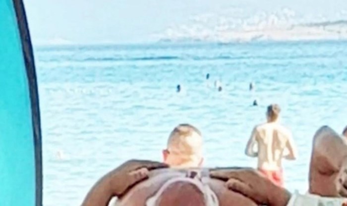 Prizor s plaže u Dalmaciji apsolutni je hit na Fejsu, morate vidjeti što tip koristi kao jastuk
