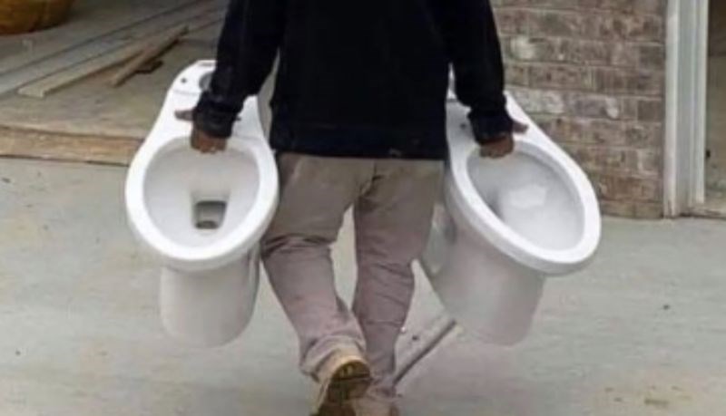 Način na koji je ovaj tip prenio wc školjku izazvao je salve smijeha na Fejsu, prizor je neponovljiv