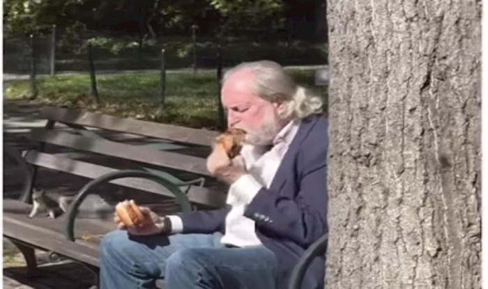 Snimku tipa koji jede burgere na klupici lajkalo je preko 300 tisuća ljudi, morate vidjeti ovaj hit