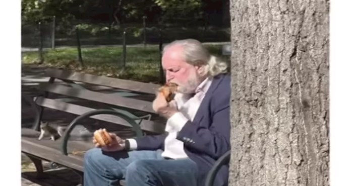 Snimku tipa koji jede burgere na klupici lajkalo je preko 300 tisuća ljudi, morate vidjeti ovaj hit