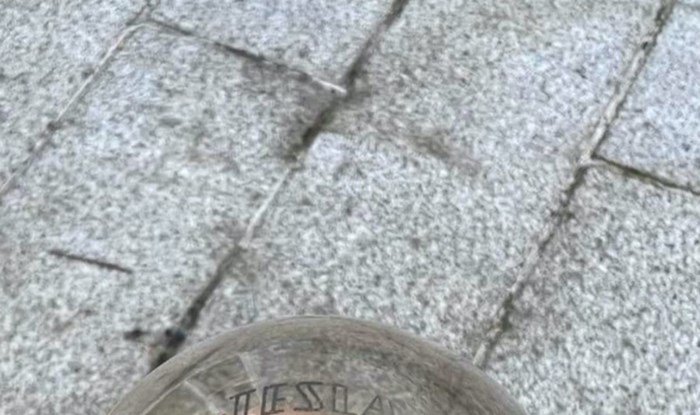 Tip je promijenio žarulju pa se zaprepastio kad je vidio što na njoj piše, fotka je teški hit