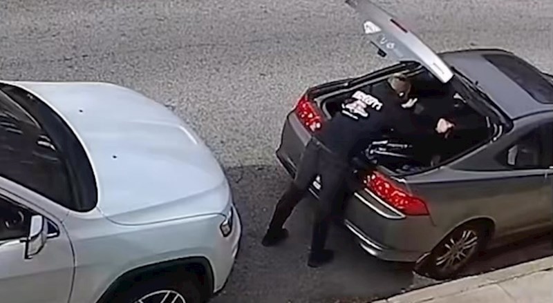 Tip je razbio staklo spremajući stvari u prtljažnik, snimka njegove reakcije obišla je cijeli svijet