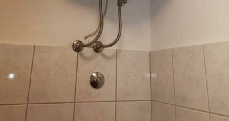 Htjeli su uštedjeti na prostoru u maloj kupaonici, a sada se cijeli internet smije njihovom rješenju