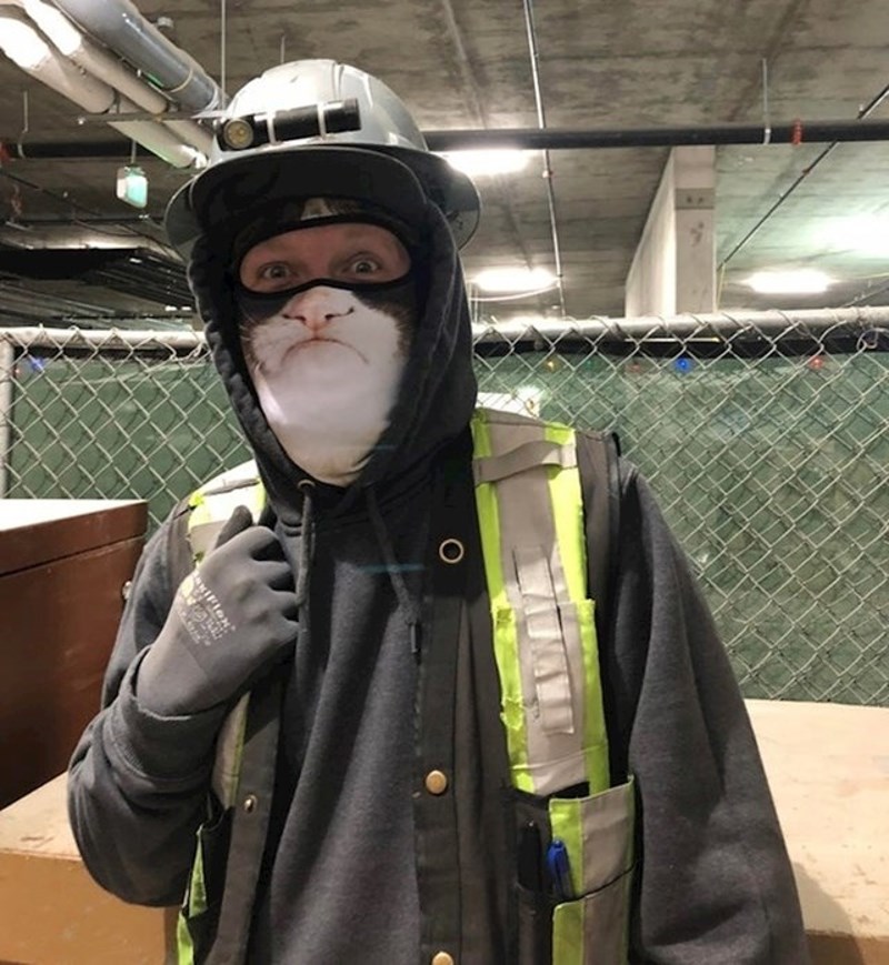 7. Bilo je hladno pa se kolega utoplio simpatičnom maskom