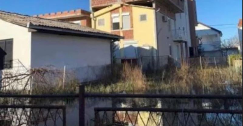 Netko je negdje na Balkanu uočio bizarno nadograđenu kuću, fotka je odmah postala hit