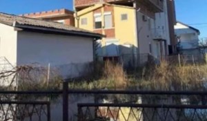 Netko je negdje na Balkanu uočio bizarno nadograđenu kuću, fotka je odmah postala hit