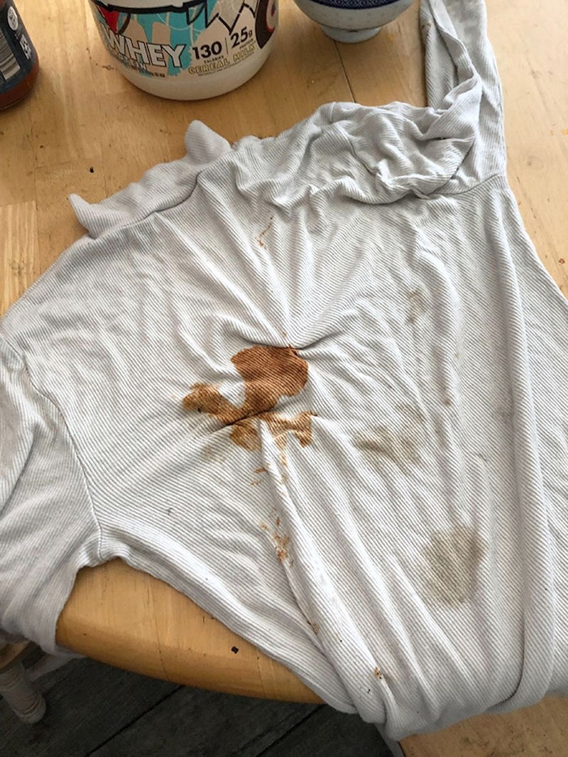 8. Cimer je iskoristio moju najdražu dolčevitu kao kuhinjsku krpu. Kad sam mu prigovorila rekao mi je da je ionako bila ružna.